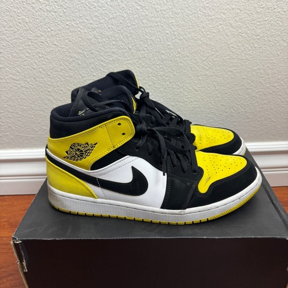 Jordan 1 Mid Yellow Toe Black Size 10.5 - Picture 3 of 8